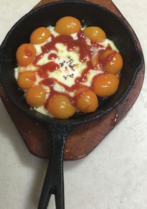 ミニトマトが美味しいスペシャルな目玉焼き-レシピのメイン写真