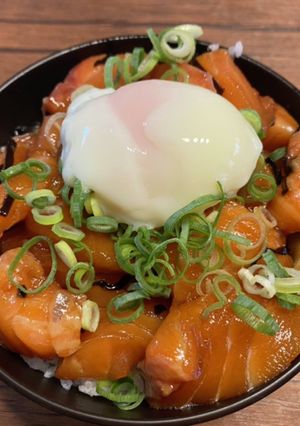 卵のっけサーモン丼-レシピのメイン写真