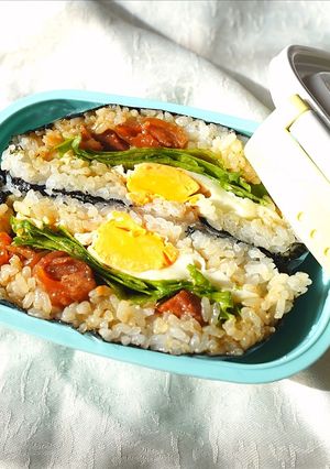 10分弁当！焼き鳥缶で親子おにぎらず-レシピのメイン写真
