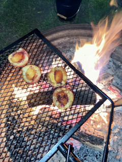 [キャンプ] 焼き桃！簡単デザート-レシピのメイン写真