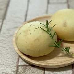 A picture of ふんわりローズマリーのパン.
