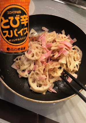 CoCo壱とび辛スパイスで蓮根の洋風炒め-レシピのメイン写真