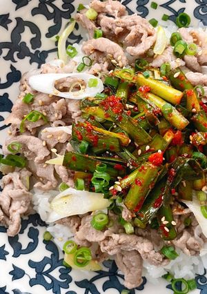 ダシダで炒めた豚丼。ニラキムチをのせて-レシピのメイン写真