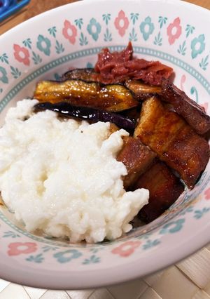 我が家の丼 豚バラと茄子の甘辛とろろ丼-レシピのメイン写真
