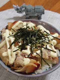 我が家の丼!塩麴漬け鶏もも肉マヨビーム丼-レシピのメイン写真