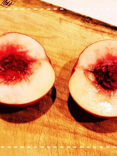 ひねるだけで簡単!桃の種取りコツ-レシピのメイン写真