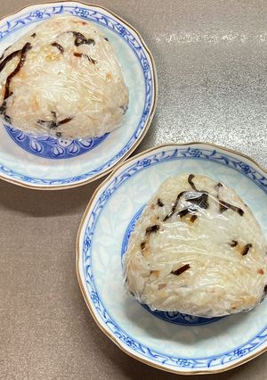 梅でさっぱり、塩昆布と鰹節のおにぎり-レシピのメイン写真