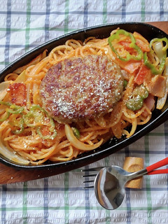 ハンバーグトッピン具のナポリタン♪-レシピのメイン写真