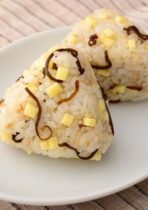 チーズと塩昆布のおにぎり-レシピのメイン写真