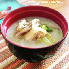 A picture of 茄子.小松菜.油揚げ.舞茸.玉葱の味噌汁.