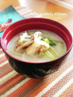 茄子.小松菜.油揚げ.舞茸.玉葱の味噌汁-レシピのメイン写真