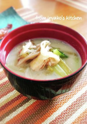 茄子.小松菜.油揚げ.舞茸.玉葱の味噌汁-レシピのメイン写真