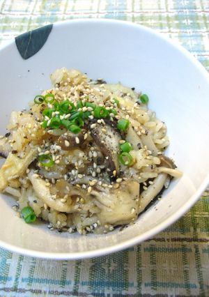 黒胡椒香る♪きのこの炊き込みご飯-レシピのメイン写真