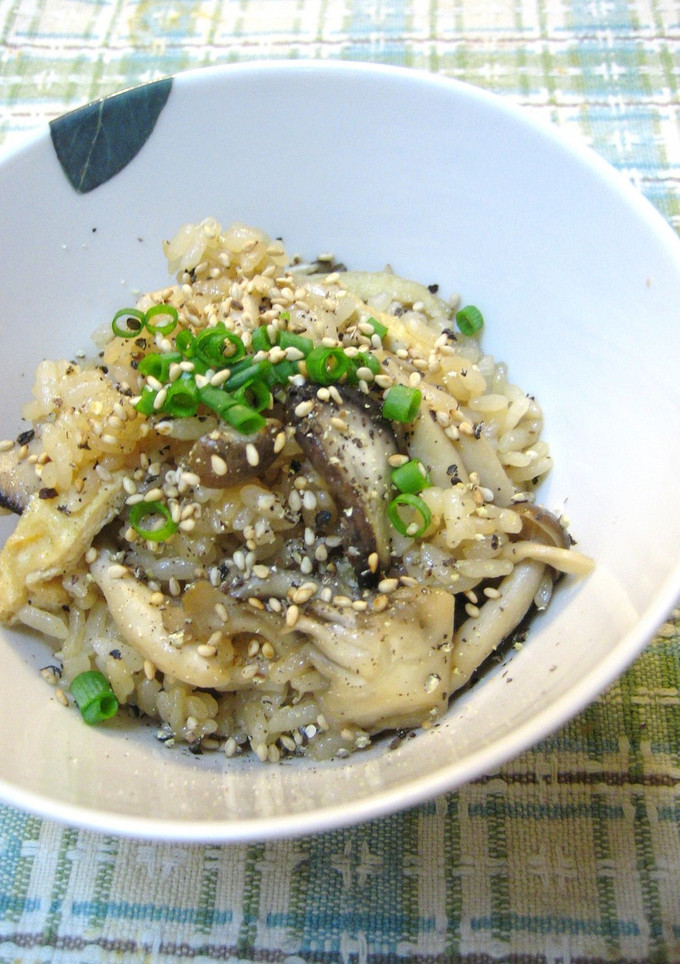 黒胡椒香る♪きのこの炊き込みご飯-レシピのメイン写真