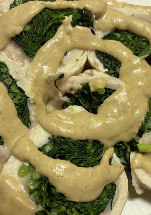 鶏胸肉のモロヘイヤ巻きオイマヨ胡麻ソース-レシピのメイン写真
