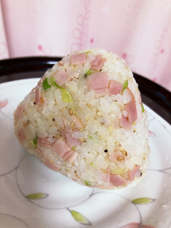 胡麻風味の鶏ガラハム炒飯風おにぎり-レシピのメイン写真