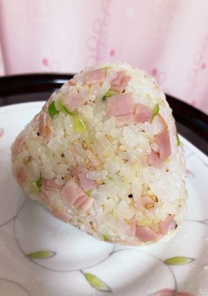 胡麻風味の鶏ガラハム炒飯風おにぎり-レシピのメイン写真
