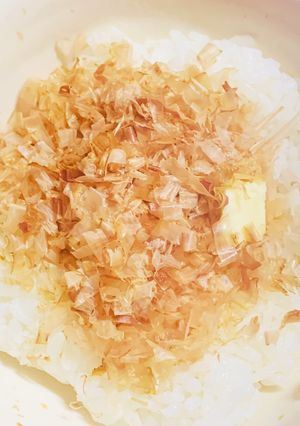 夜食や軽食に♪ズボラ簡単おかかバターご飯-レシピのメイン写真