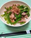 簡単☆お手軽豚こまピーマン炒め丼♩