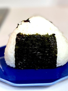 梅干しと塩昆布(佃煮)の二刀流おにぎり-レシピのメイン写真