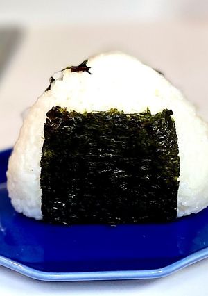 梅干しと塩昆布（佃煮）の二刀流おにぎり-レシピのメイン写真