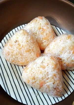 ふわっと握るおにぎりやさんの鮭おにぎり-レシピのメイン写真