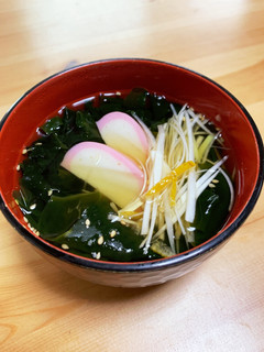 即席!お吸い物 ワカメとかまぼこ-レシピのメイン写真