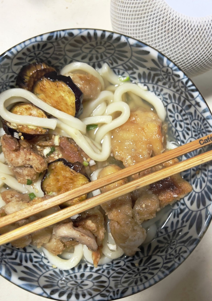 簡単！五香粉唐揚げとナスの素揚げうどん♪-レシピのメイン写真