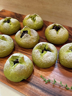 黒蜜がめちゃくちゃ合う黒豆入り抹茶パン-レシピのメイン写真