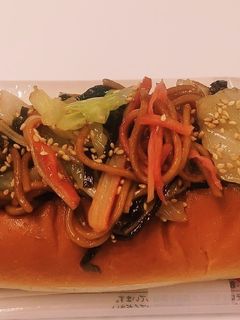 “焼きそばきゃべつごま昆布カニかまパン”-レシピのメイン写真