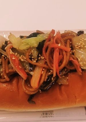 “焼きそばきゃべつごま昆布カニかまパン”-レシピのメイン写真