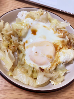 見た目はイマイチなキャベツ目玉焼き-レシピのメイン写真