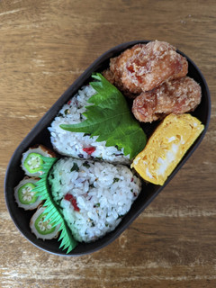 JK☆梅とワカメのおにぎり弁当♪-レシピのメイン写真