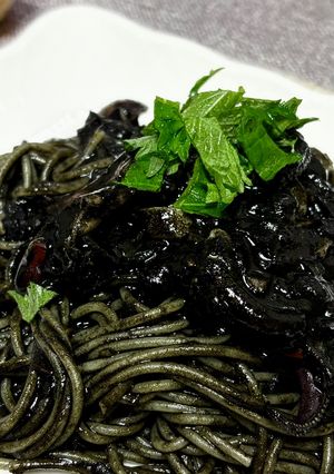 真っ黒なイカとトマトのイカスミパスタ-レシピのメイン写真