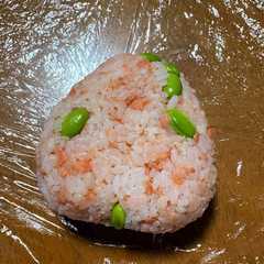 รูปของ 鮭と枝豆おにぎり