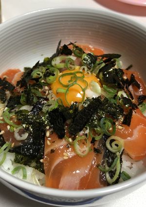 サーモンのごまめんつゆ漬け丼-レシピのメイン写真
