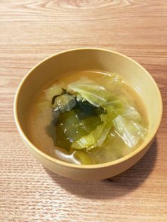 子供大好き♪キャベツとわかめのお味噌汁-レシピのメイン写真