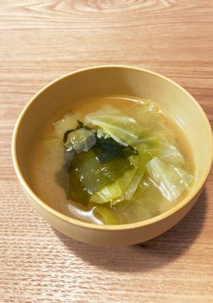 子供大好き♪キャベツとわかめのお味噌汁-レシピのメイン写真