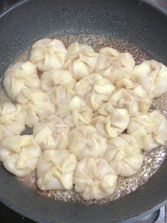 鉄板焼き風!簡単羽根付き☆やみつき小籠包-レシピのメイン写真