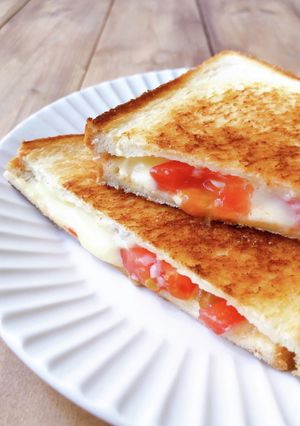 食パンで簡単！ホットサンド／トマトチーズ-レシピのメイン写真