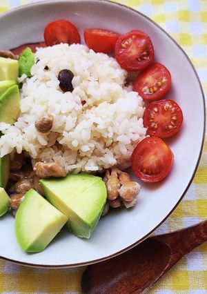 朝食！アボカドトマトの彩り納豆雑穀ごはん-レシピのメイン写真
