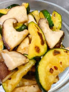 ズッキーニときのこの炒め 애호박버섯볶음-レシピのメイン写真