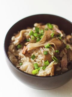 白だしで簡単!きのこベーコン炊き込みご飯-レシピのメイン写真