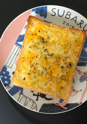 ちょっとピザっぽい気がするチーズトースト-レシピのメイン写真