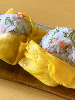 すじ青のりとカニカマの薄焼き卵おにぎり-レシピのメイン写真