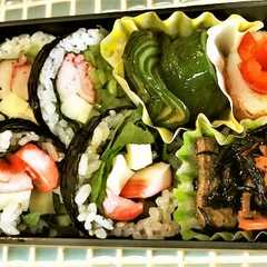 รูปของ ご飯が少なくて具が多い太巻き寿司