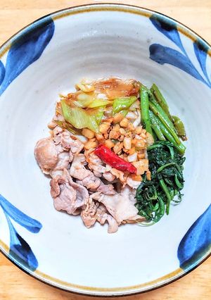 豚こま肉と春菊のピリ辛ニンニク炒め-レシピのメイン写真