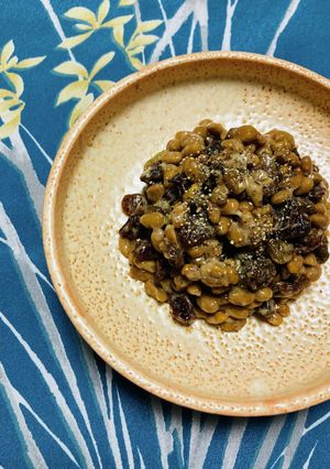 納豆にレモン汁とドライレ一ズンと黒胡椒-レシピのメイン写真