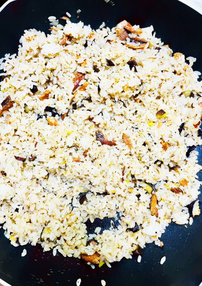 なすとサンマの蒲焼き缶詰めの炒飯-レシピのメイン写真