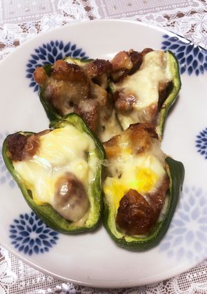肉団子リメイク★ピーマンの肉詰チーズ焼き-レシピのメイン写真